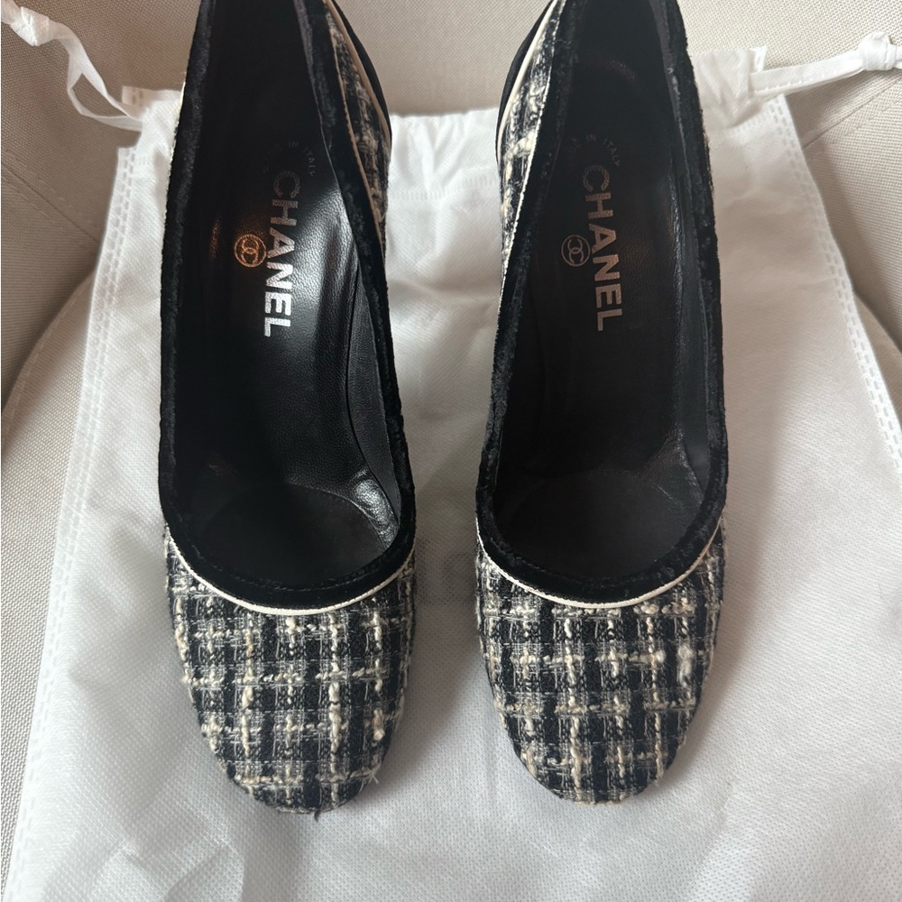 Chanel Classic Women's Black and White Tweed Shoes Size 38